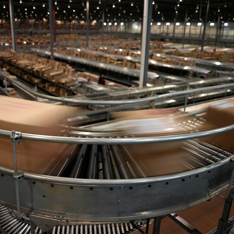 WMS large warehouse conveyer belt motion