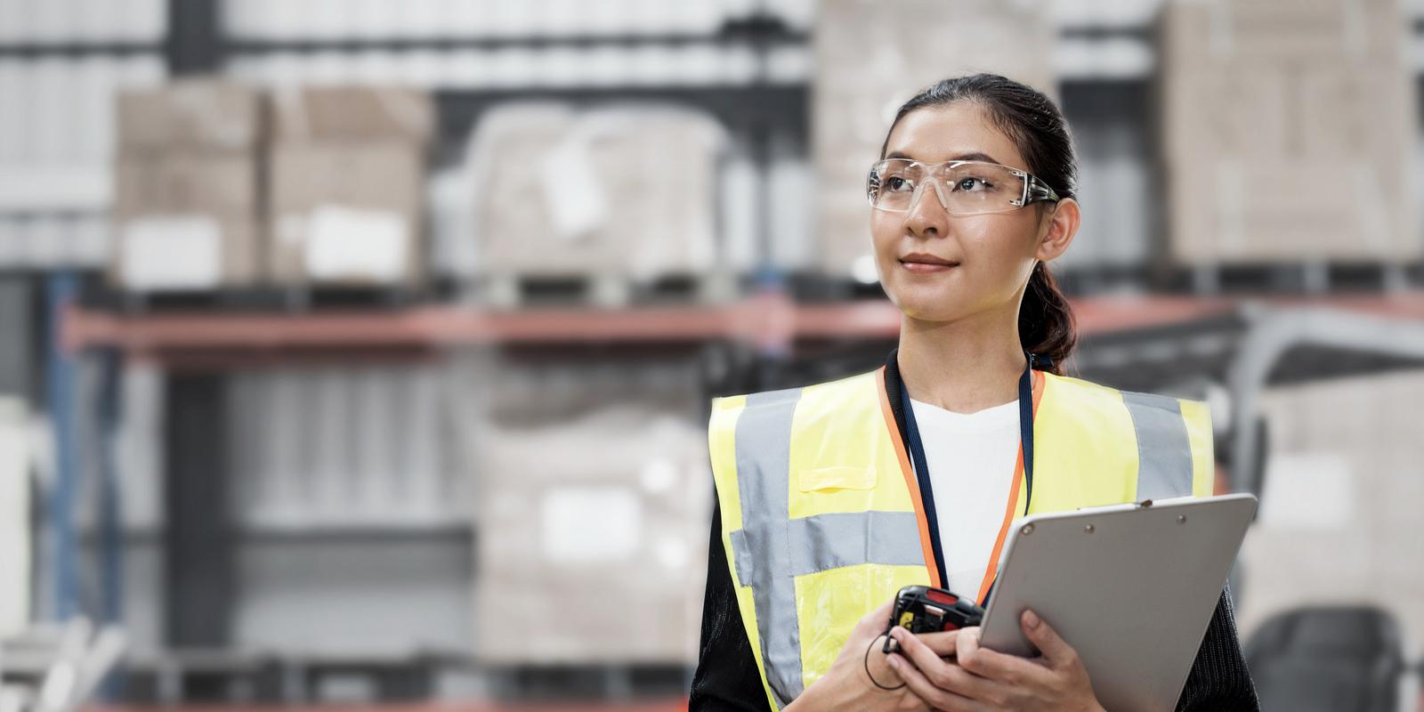 Retrato de una supervisora de almacén trabajando en un almacén de distribución líder" />