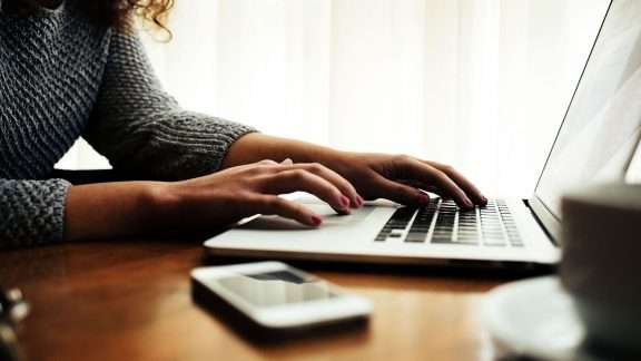 Kobieta używająca komputera w celach biznesowych