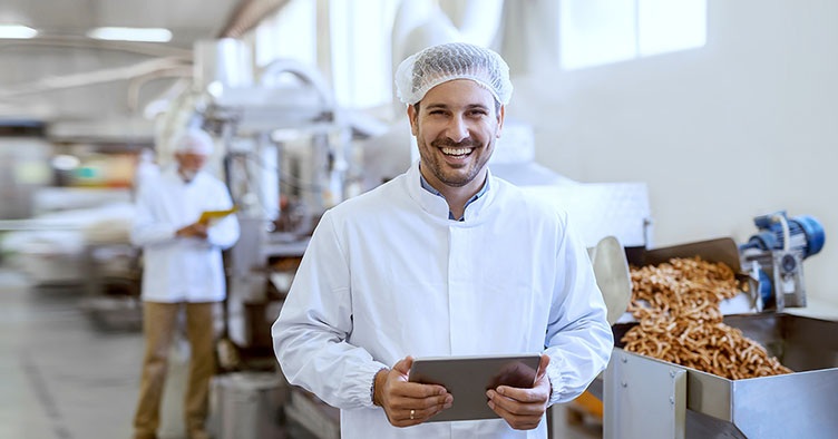 Lavoratore che utilizza il software di tracciabilità alimentare su un tablet