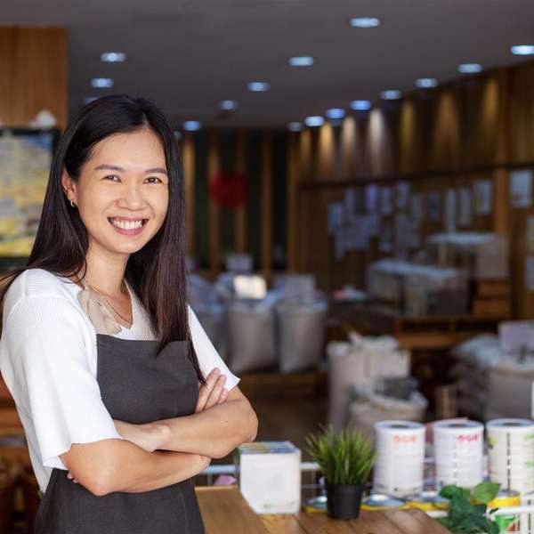 tienda de comestibles asiática feliz mujer de malasia