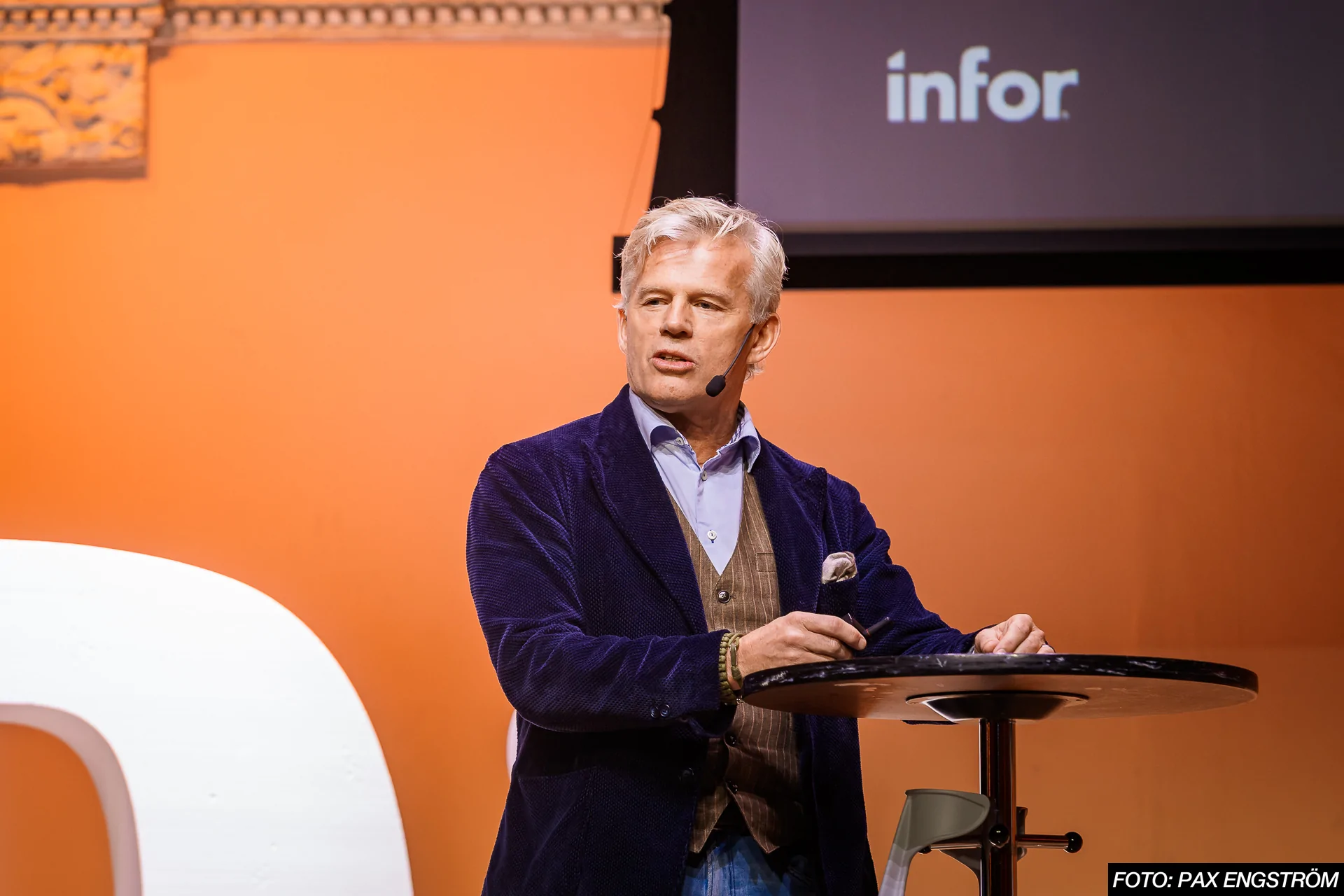 Håkan Strömbeck talking on stage