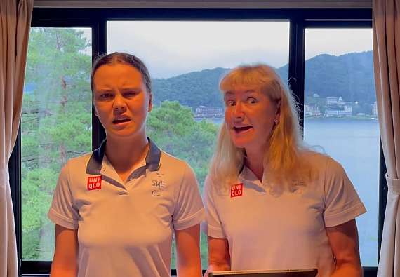 Anna and Louise sing "The Paracykel Song," written by Louise, in their dorm room.