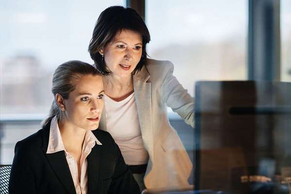 Team using PLM software on a desktop