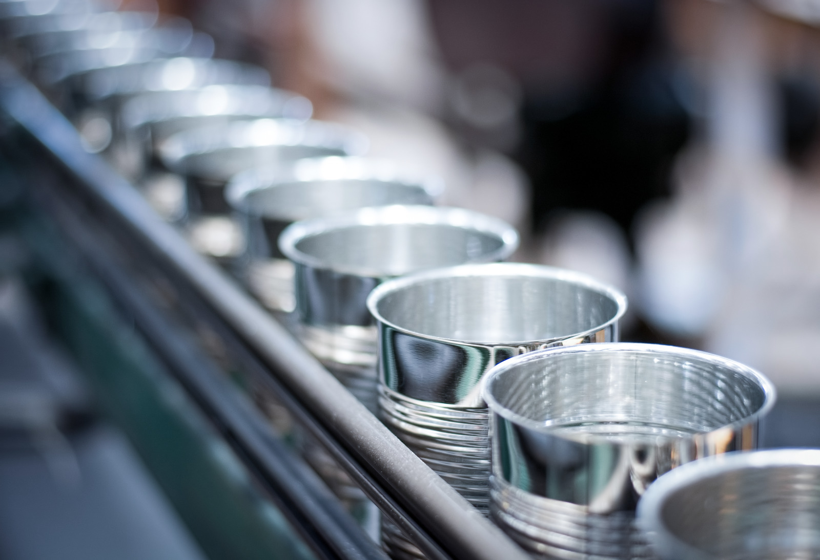 Cans on a conveyor belt 