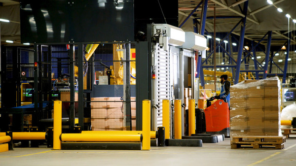 customer image - AWL - DHL's robotic depalletizer_3.jpg