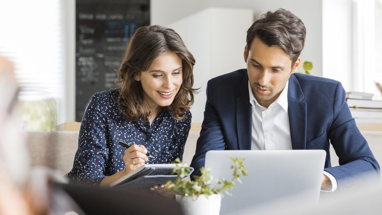 Colleagues using process mining software on a laptop