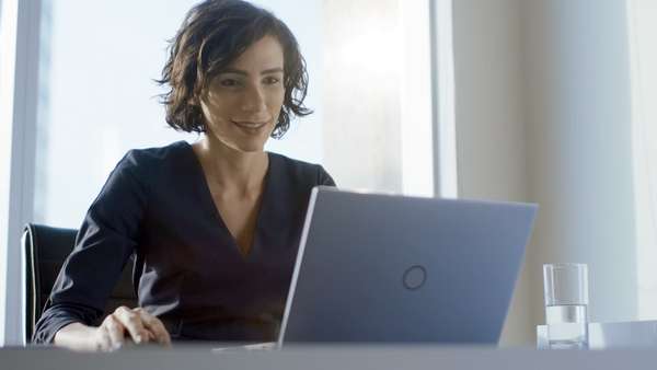 mujer con computadora portátil