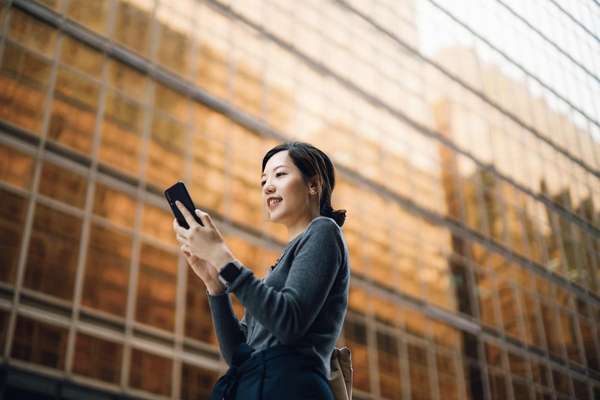 Businesswomen using process mining on a smartphone