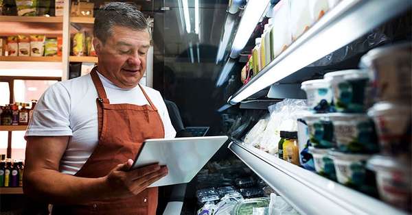 Einzelhandelsgeschäft Supermarkt Lebensmittelgeschäft Mitarbeiter Bestand Tablet 1