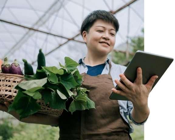 Employée de l’industrie agroalimentaire utilisant un logiciel de PLM pour améliorer la gestion des recettes et des formules, et stimuler l’innovation et le retour sur investissement des produits.