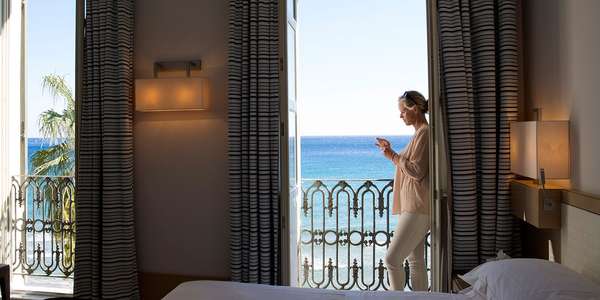 woman hsp hotels mobile Bkgrd mono Hospitality 