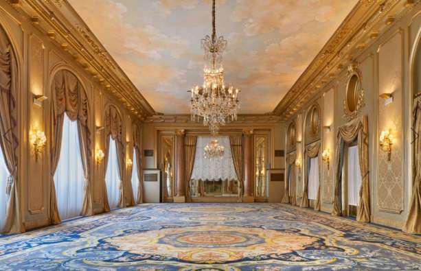 photo of the inside of the ornate barcelona palace hotel with a large chandelier