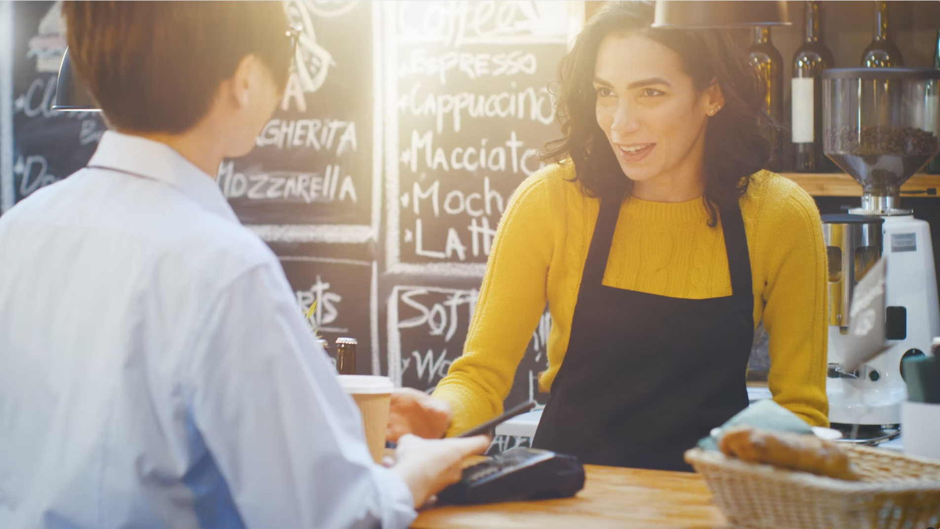 cajero registrando la salida de alguien en una cafetería