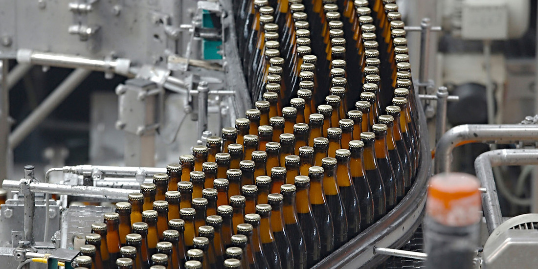 000040860182 ERP  processo alimenti bevande fabbrica di birra birrificio imbottigliamento background mono FB settore alimentare e delle bevande  istock 1600x800