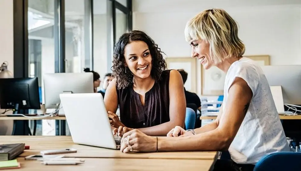 Colleagues using process intelligence on a laptop