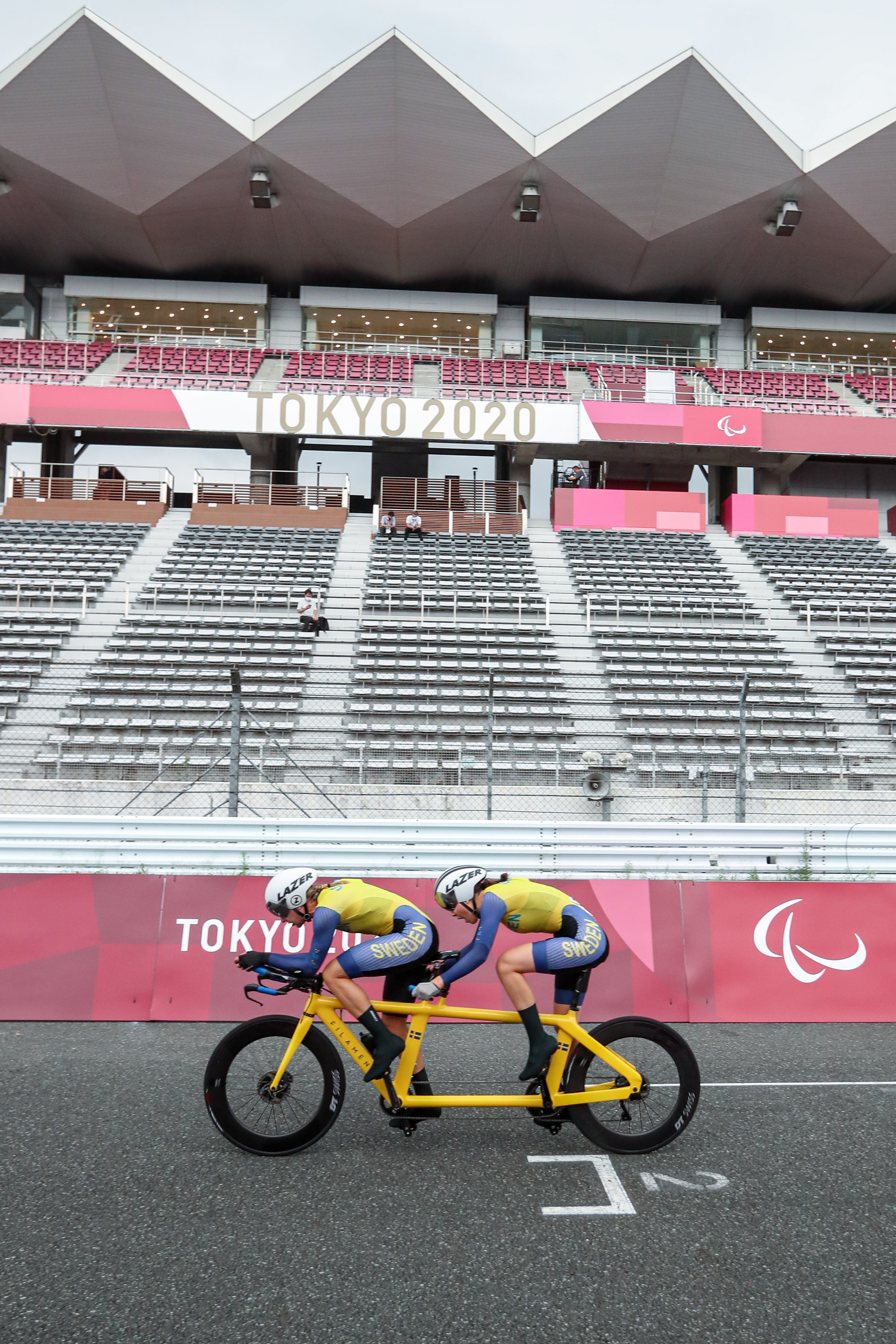 Anna and Louise in fine form during the paracycling time trial race