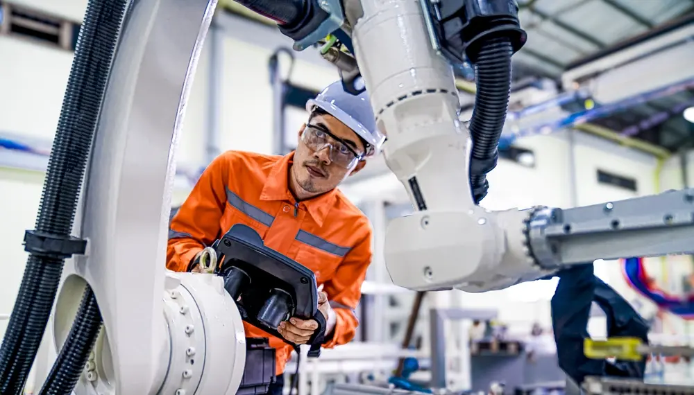 Des managers utilisant un logiciel de process mining sur des ordinateurs de bureau