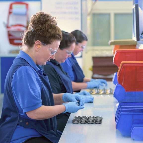 mulher trabalhando em um laboratório