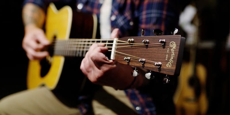 Homme jouant de la guitare