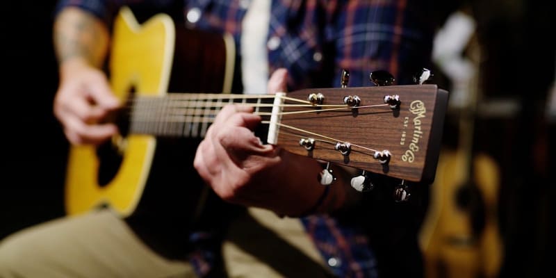 Muž hrající na kytaru