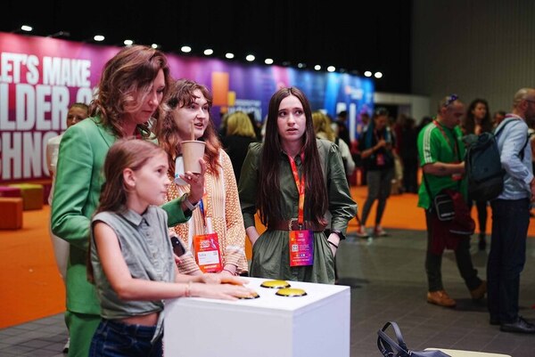 girl and women try game in expo