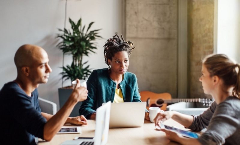 employée travaillant au bureau