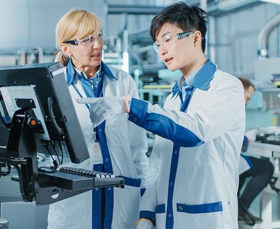 colegas de trabalho conversando em um laboratório