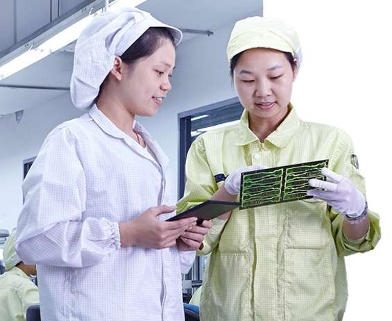 colegas de trabalho olhando para um tablet