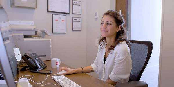 mujer que trabaja en su escritorio