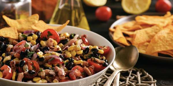 Chips de maíz con salsa de frijoles 