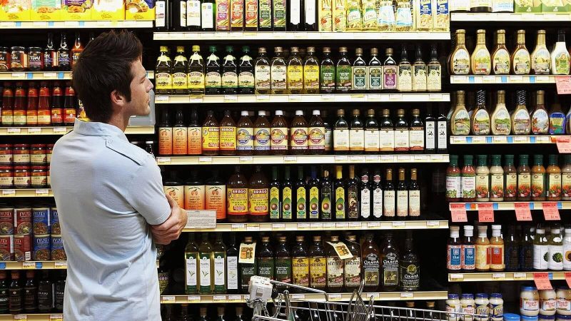 homme faisant ses courses dans un supermarché