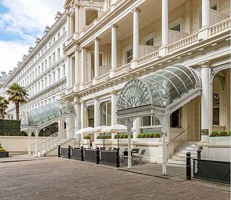 photo of the outside of a luxury hotel in london