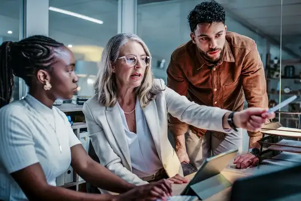 manager helping interns