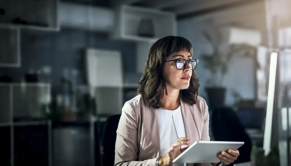 Manager using healthcare AI on a tablet