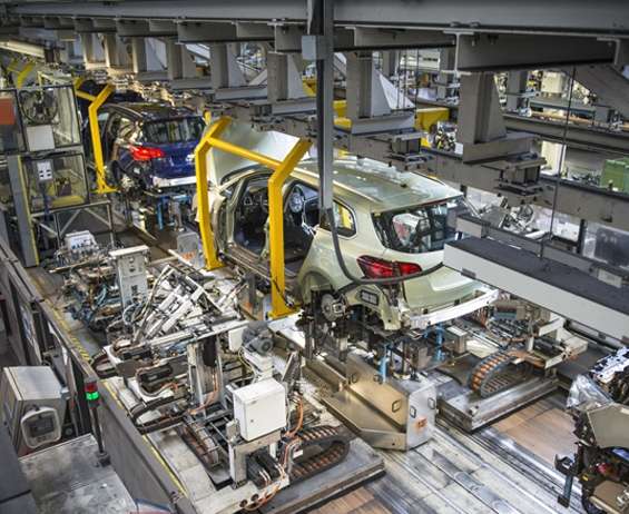 自動車工場でエンジンやサスペンションを取り付けられる車体 