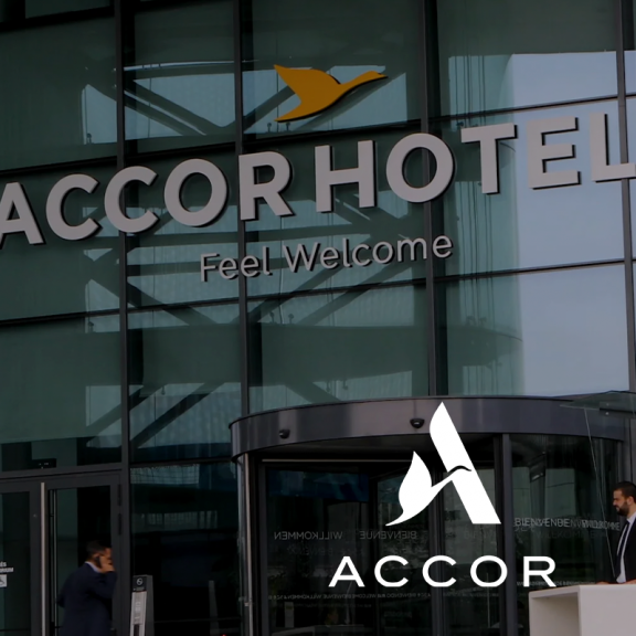 Letrero de bienvenida de Accor Hotel en la entrada de la ubicación del hotel