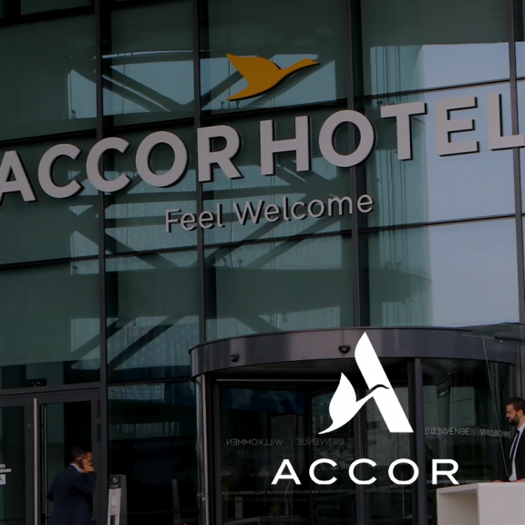 Inscription « Feel welcome » sur la porte d'entrée d'un hôtel Accor