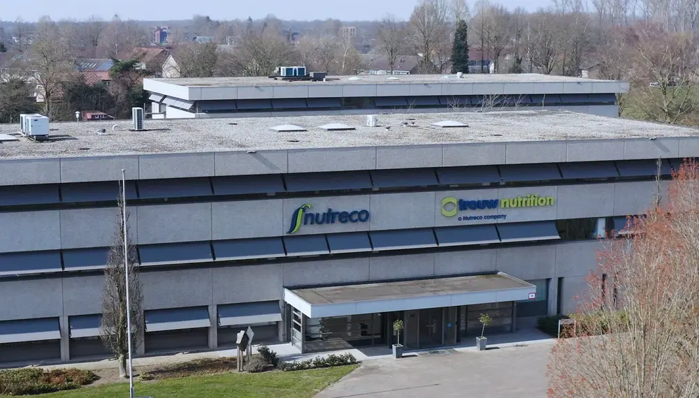 Professionnels en réunion analysant des données métiers, illustrant performance et ROI des solutions ERP cloud Infor